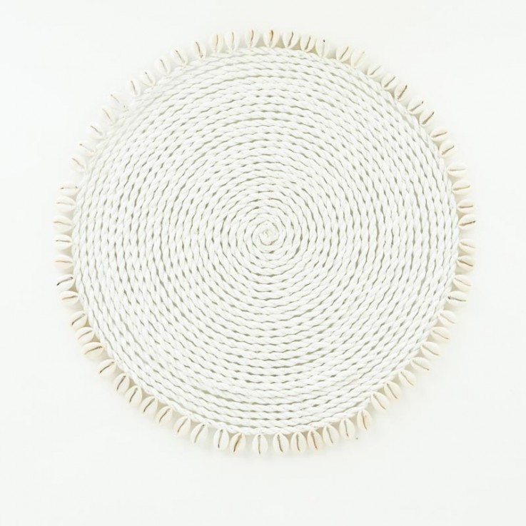 Round placemat with shells in white