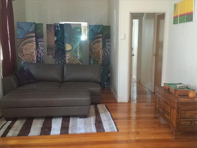 Rent room or the house cairns