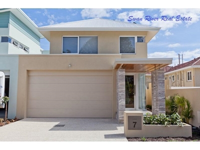 BRAND NEW - LUXURY AND VIEWS - NO LEVIES