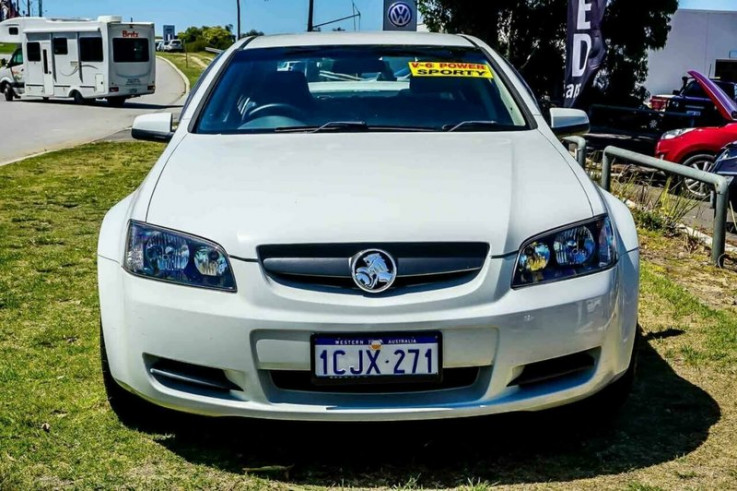 2006 Holden Commodore V Sedan (White)